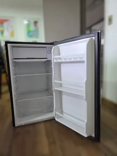 Refrigerador compacto Libero negro con congelador - miniatura 1