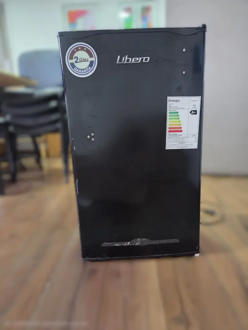 Refrigerador compacto Libero negro con congelador - 2