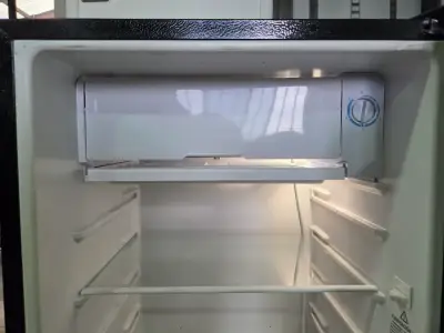 Refrigerador compacto Libero negro con congelador - miniatura 3