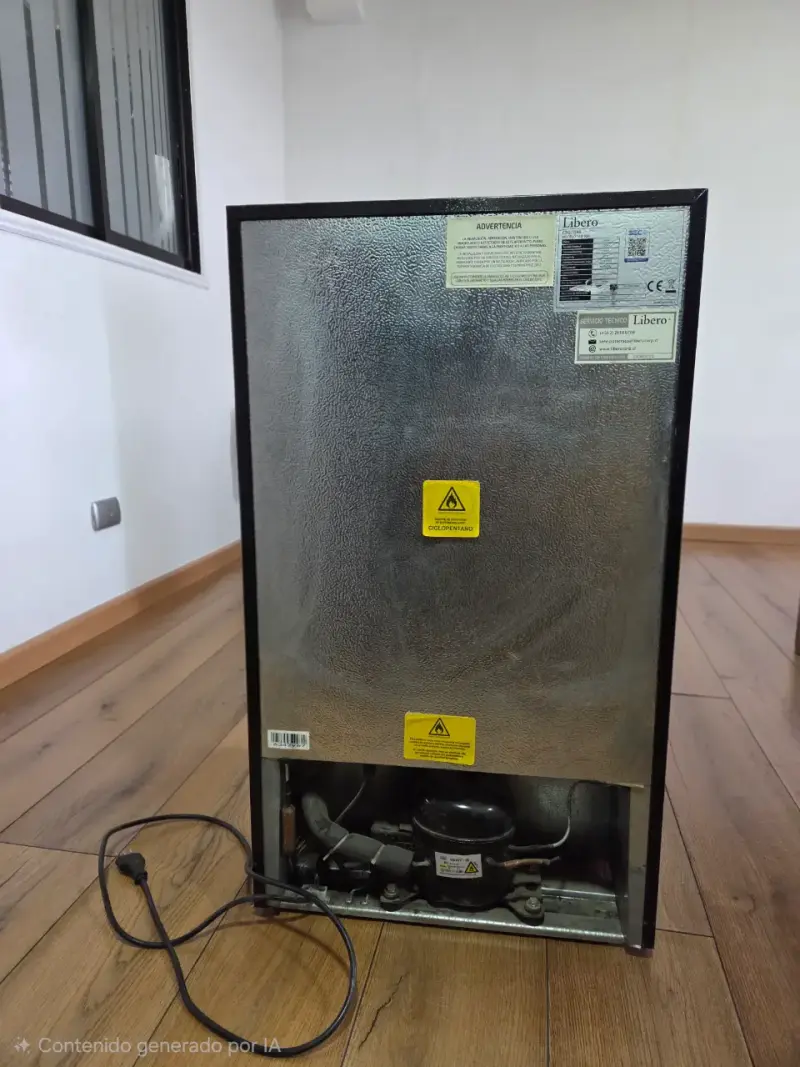 Refrigerador compacto Libero negro con congelador - 4