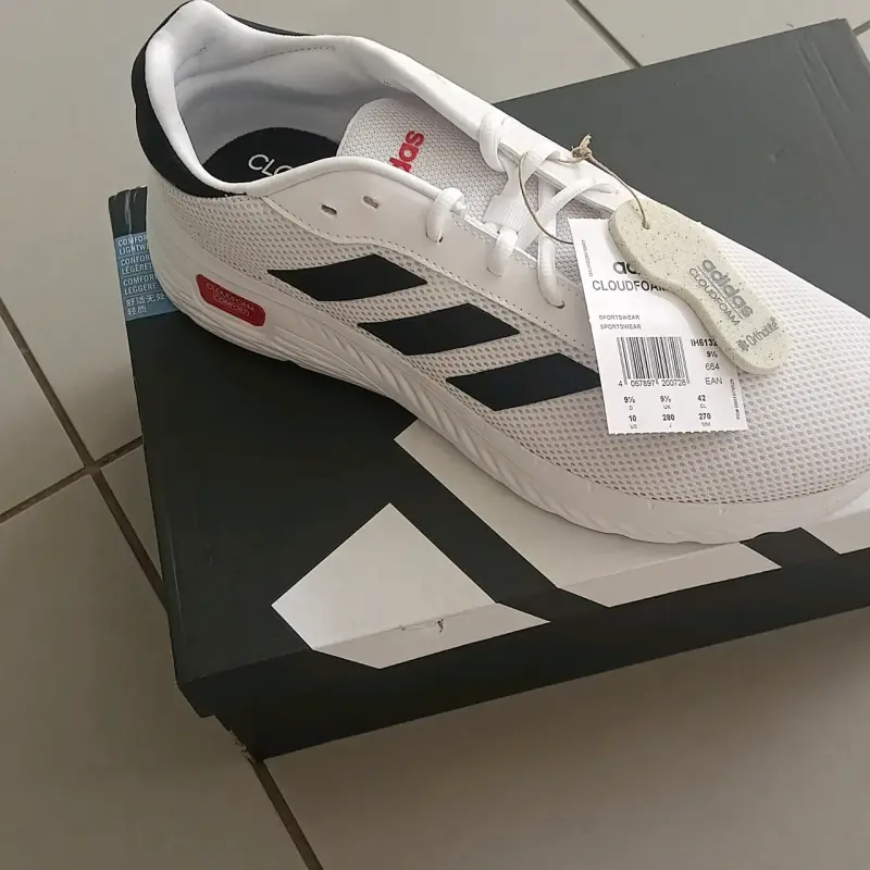 Zapatillas deportivas Adidas blancas con negro