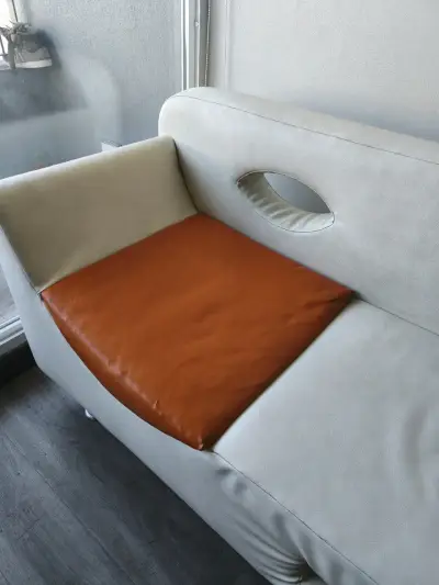 Sofá moderno de ecocuero blanco con cojín naranja - miniatura 2