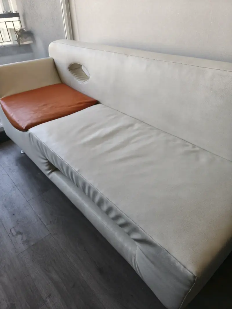 Sofá moderno de ecocuero blanco con cojín naranja - 3