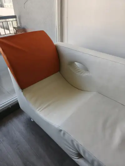 Sofá moderno de ecocuero blanco con cojín naranja - miniatura 4