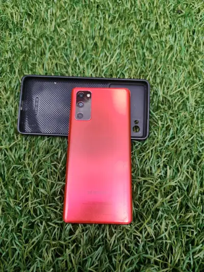 Samsung Galaxy S20 FE rojo en buen estado - miniatura 1