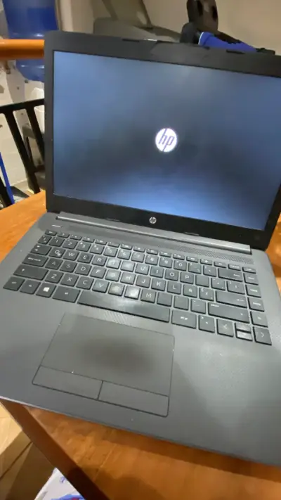 Laptop HP con cargador y mouse - miniatura 1