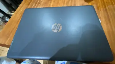 Laptop HP con cargador y mouse - miniatura 2