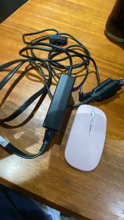 Laptop HP con cargador y mouse - miniatura 3