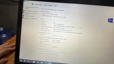 Laptop HP con cargador y mouse - miniatura 4