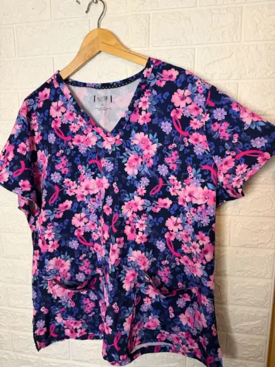 Top clínico floral Koi para mujer - miniatura 1
