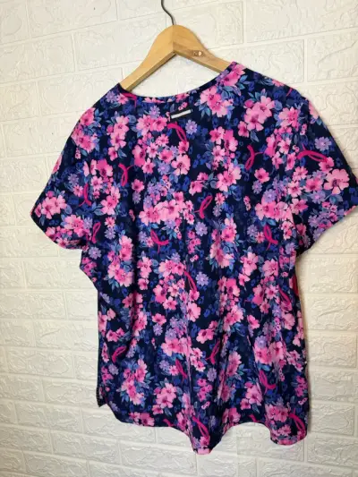 Top clínico floral Koi para mujer - miniatura 2
