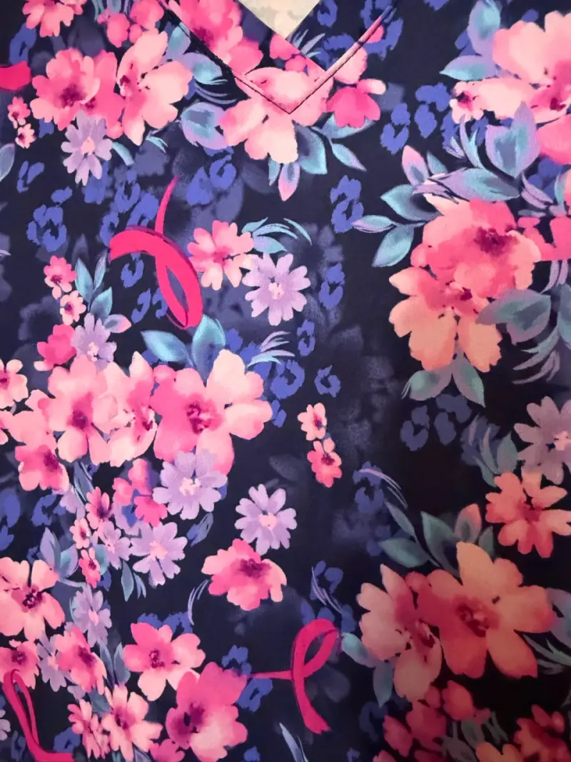 Top clínico floral Koi para mujer - 3