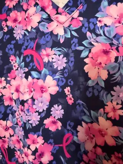 Top clínico floral Koi para mujer - miniatura 3
