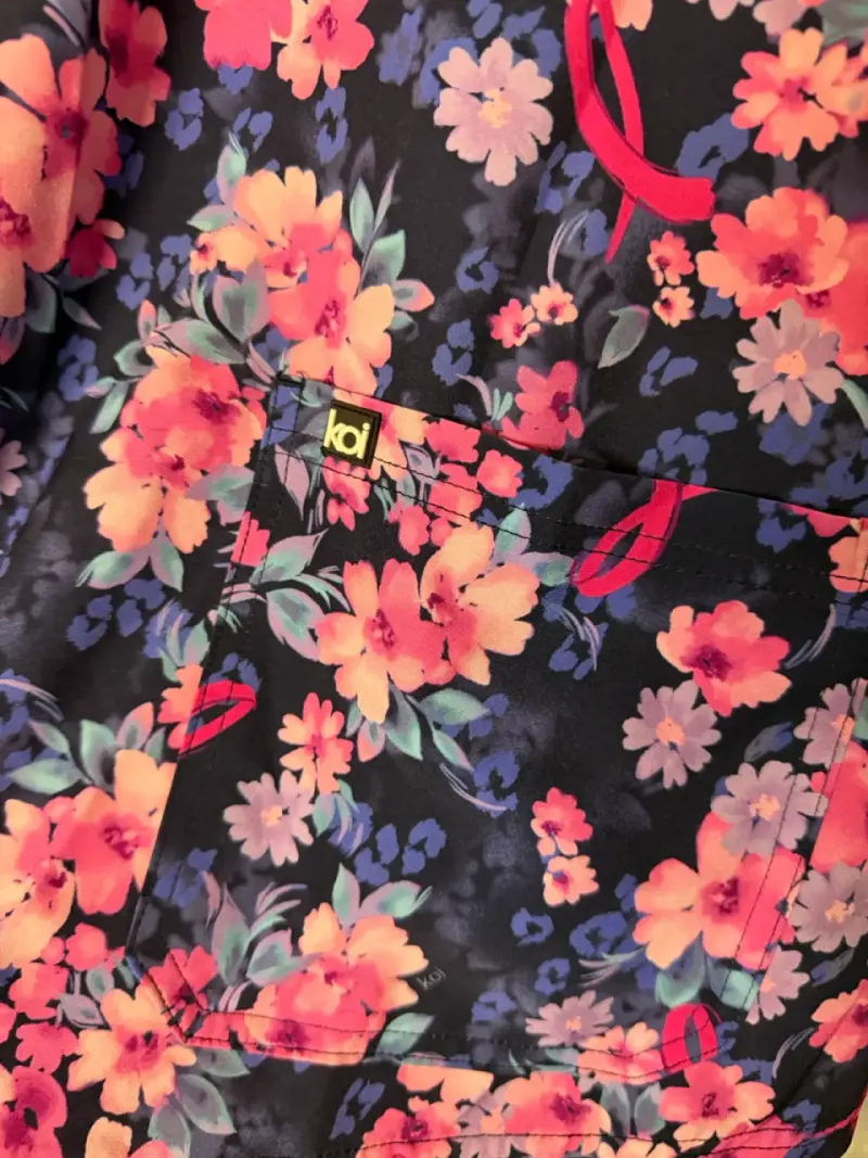 Top clínico floral Koi para mujer - 4
