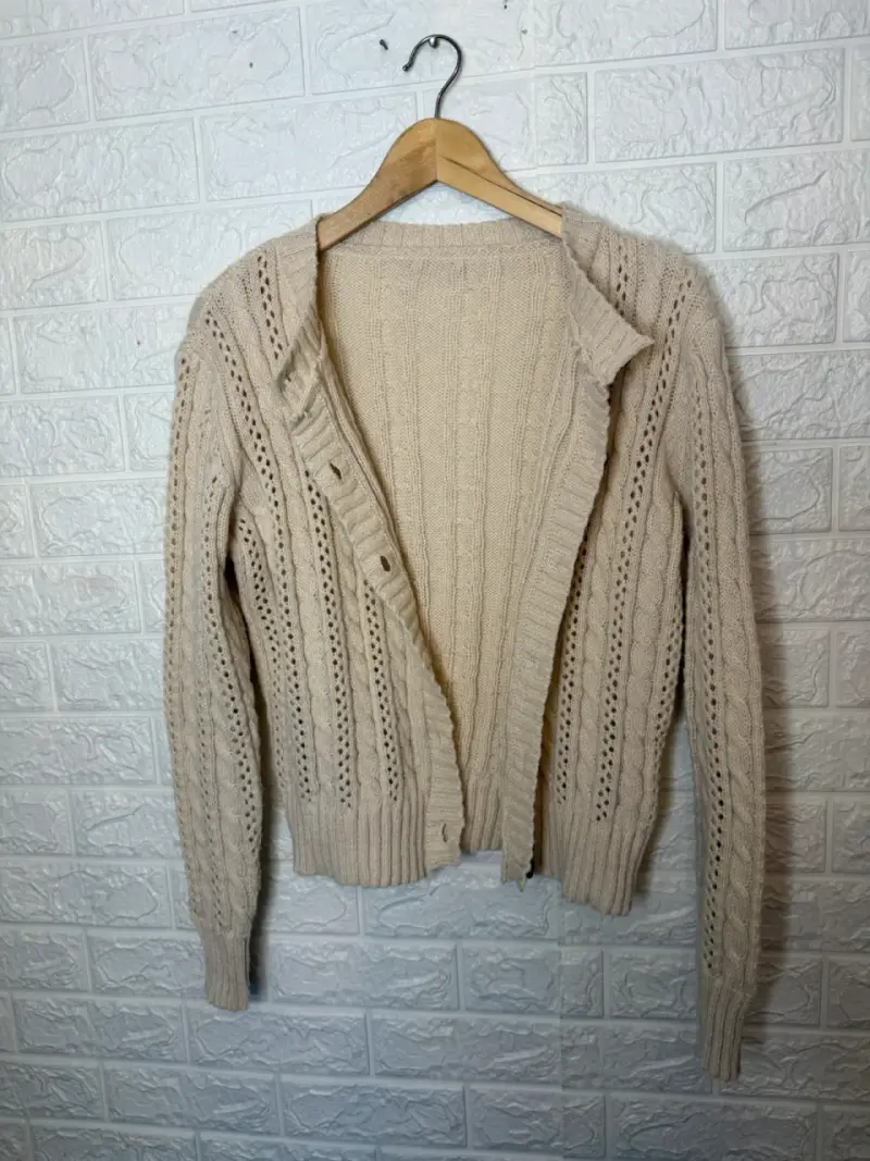 Cardigan de punto beige con botones - 3