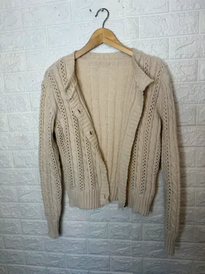 Cardigan de punto beige con botones - miniatura 3