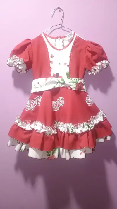 Vestido infantil huasa rojo con flores y capa - miniatura 1