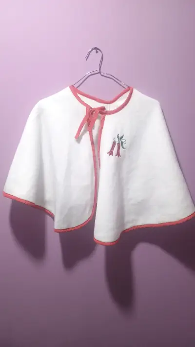 Vestido infantil huasa rojo con flores y capa - miniatura 3