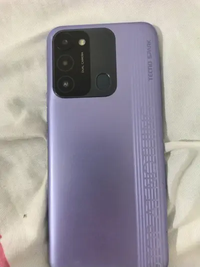 Celular Tecno Spark con cámara dual y lector de huellas - miniatura 1