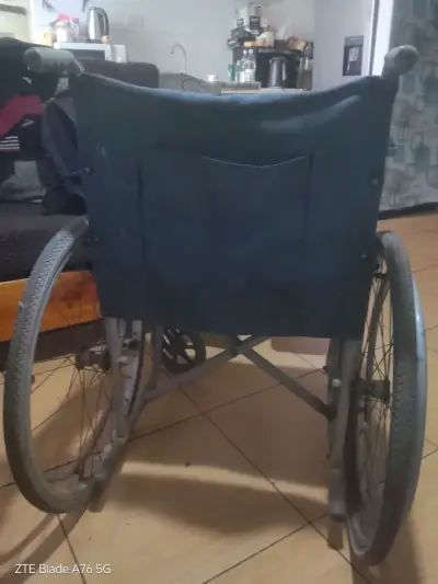 Silla de Ruedas Manual Plegable en Buen Estado - miniatura 2