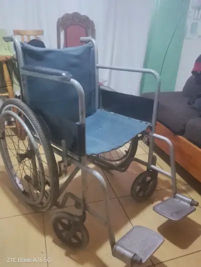 Silla de Ruedas Manual Plegable en Buen Estado - miniatura 3