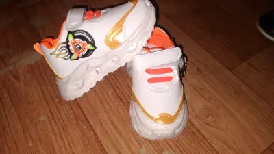 Zapatillas deportivas infantiles blancas con luces - miniatura 1