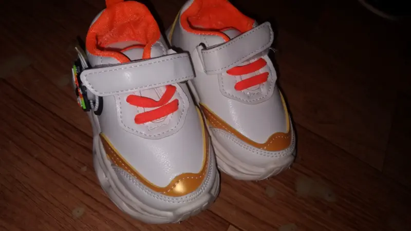 Zapatillas deportivas infantiles blancas con luces - 2