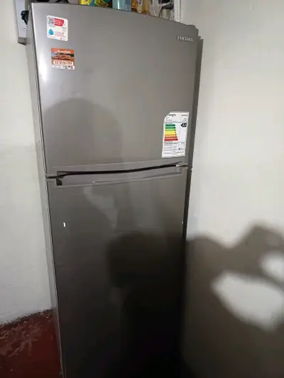 Refrigerador Samsung de dos puertas en buen estado - miniatura 1