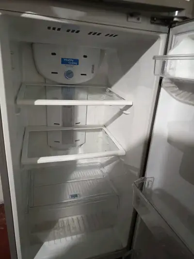 Refrigerador Samsung de dos puertas en buen estado - miniatura 2