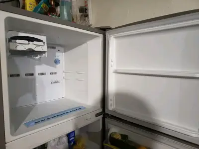 Refrigerador Samsung de dos puertas en buen estado - miniatura 3