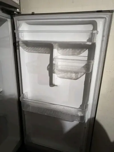 Refrigerador Samsung de dos puertas en buen estado - miniatura 4