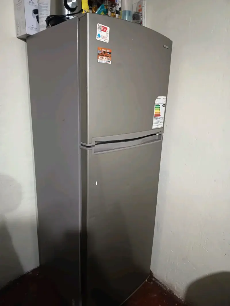 Refrigerador Samsung de dos puertas en buen estado - 6