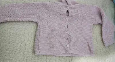 Suéter tejido para niña color lila con cuello - miniatura 3