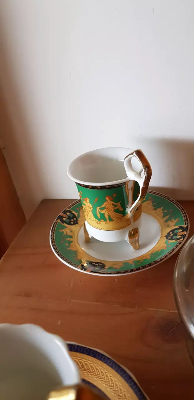 Taza de té de porcelana con diseño clásico - 1