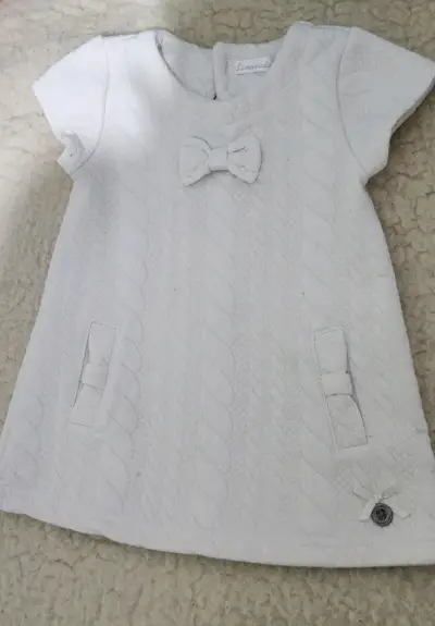 Vestido blanco para niña con lazo decorativo - miniatura 1