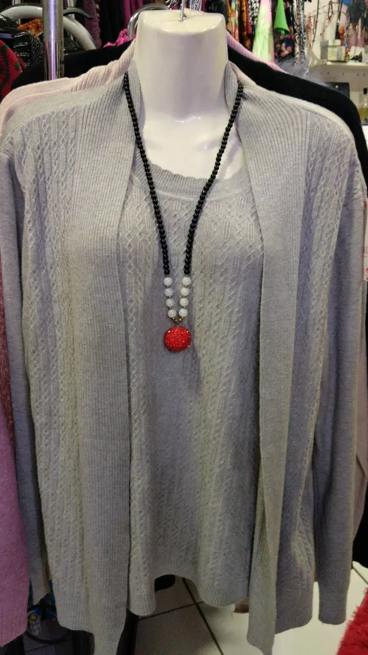 Conjunto de suéter y cardigan gris para mujer - 1