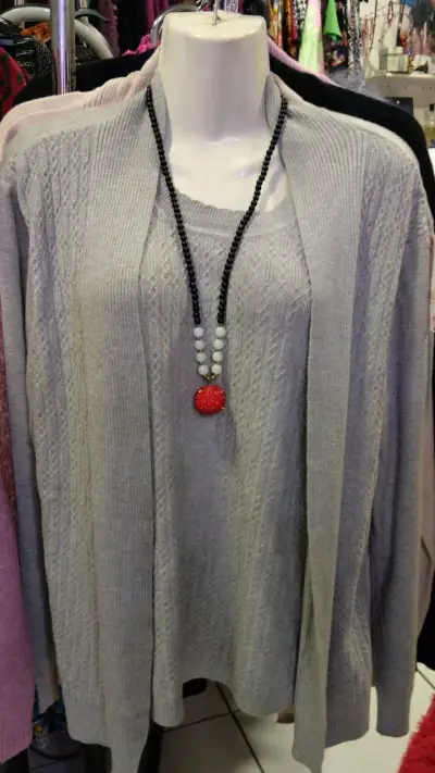 Conjunto de suéter y cardigan gris para mujer - miniatura 1
