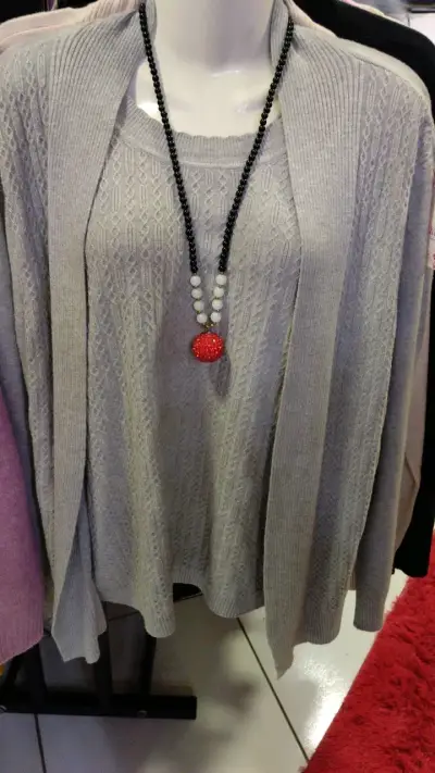 Conjunto de suéter y cardigan gris para mujer - miniatura 2