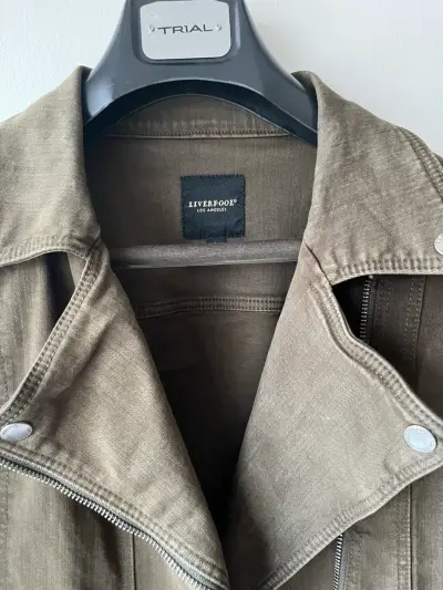 Chaqueta de mujer verde oliva estilo biker - miniatura 4