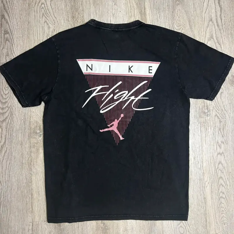 Polera negra Stussy con diseño gráfico - 2