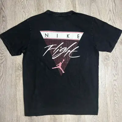 Polera negra Stussy con diseño gráfico - miniatura 2