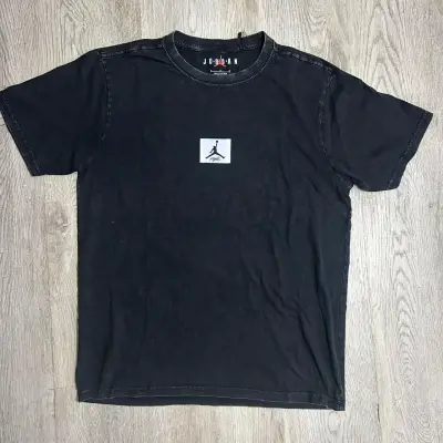 Polera negra Stussy con diseño gráfico - miniatura 3