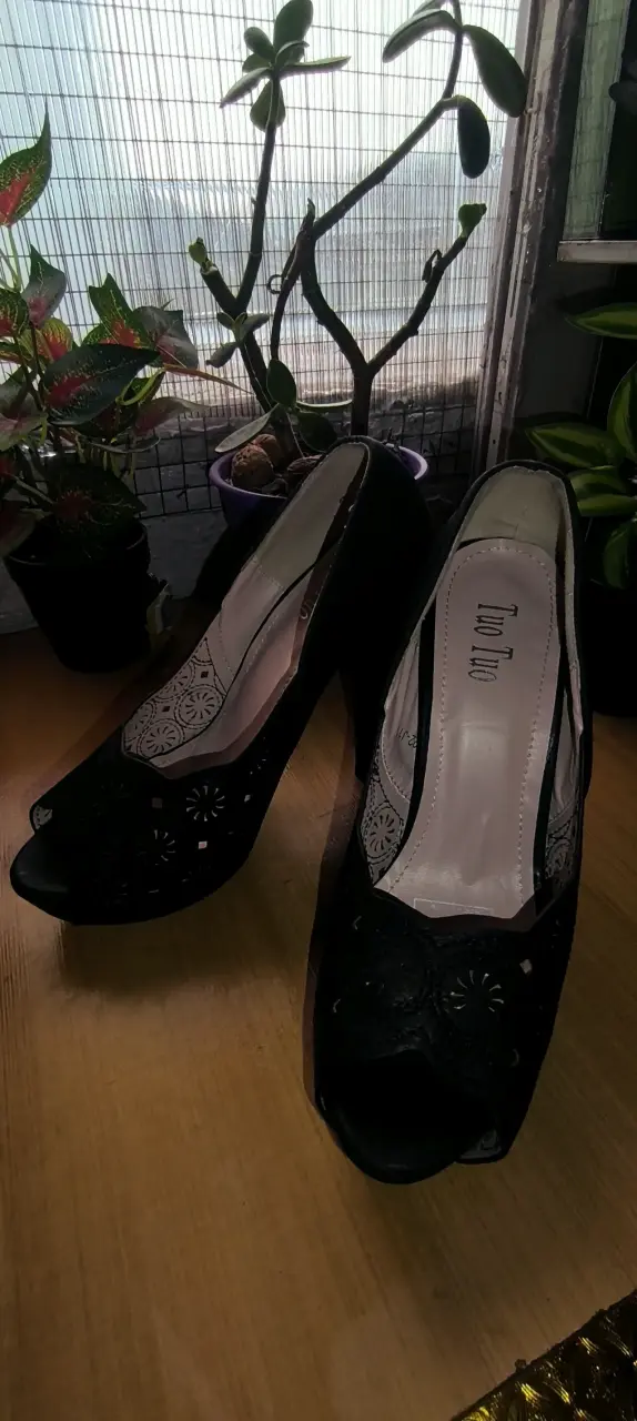 Zapatos de 38 tacón negro con dis yoeño floral - 2