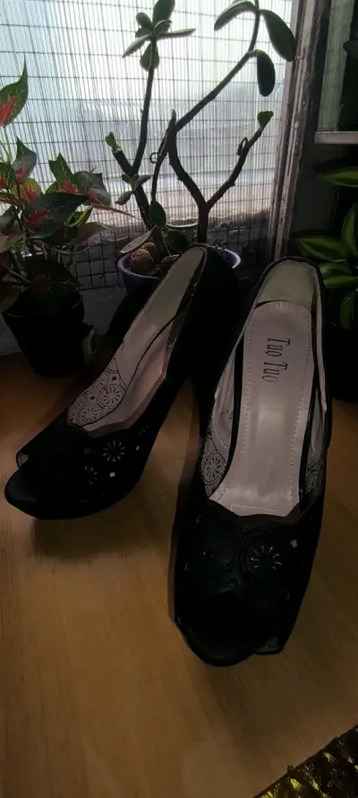 Zapatos de 38 tacón negro con dis yoeño floral - miniatura 3
