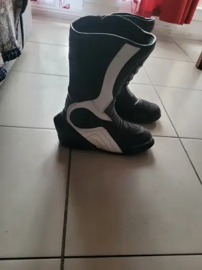 Botas de moto negras y blancas para hombre - miniatura 2