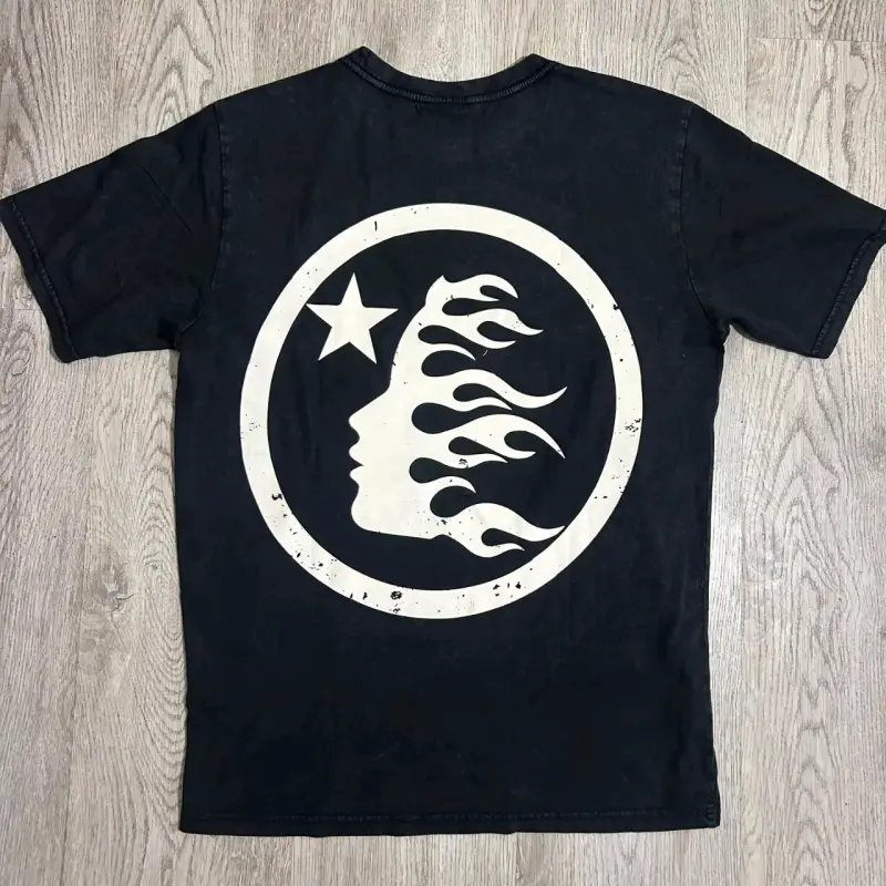 Polera negra Hellstar con diseño gráfico - 2