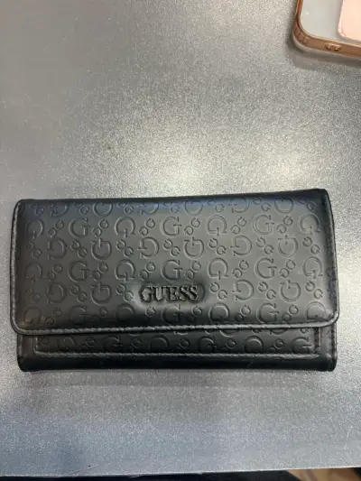 Billetera negra Guess con diseño grabado - miniatura 1