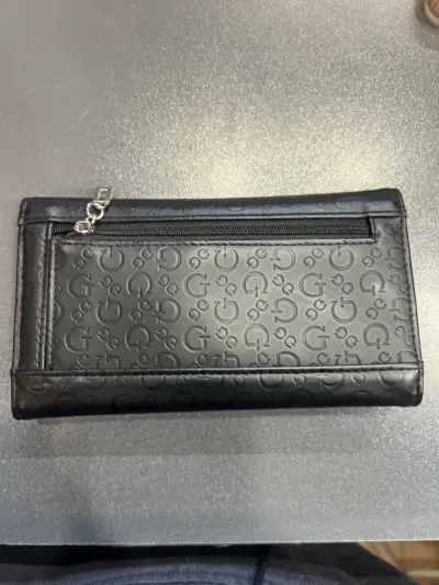 Billetera negra Guess con diseño grabado - miniatura 2