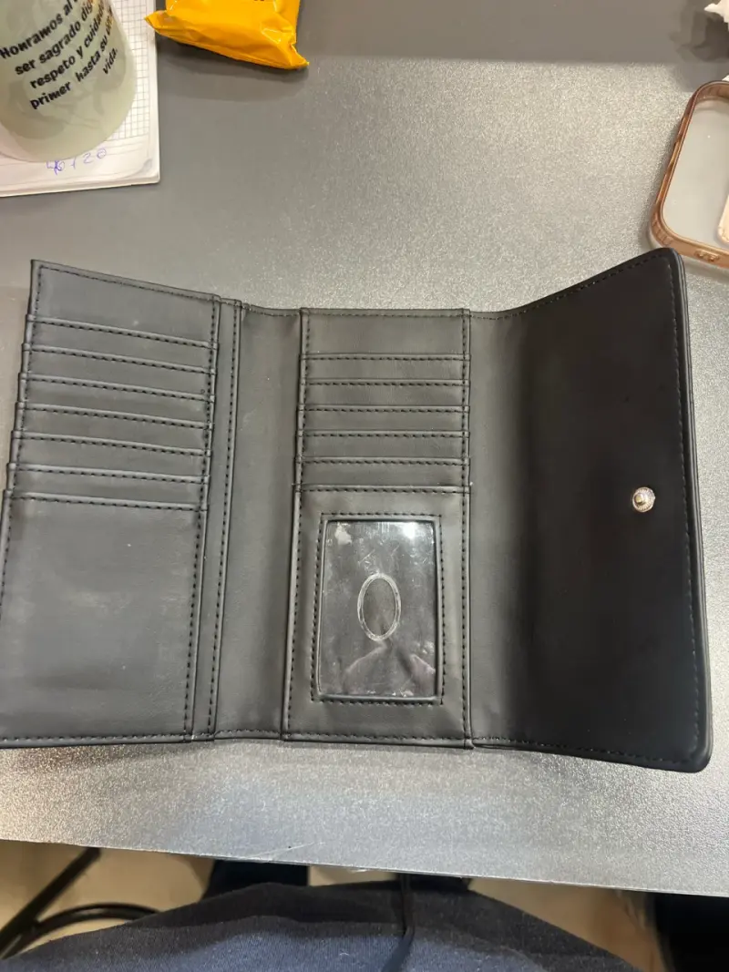 Billetera negra Guess con diseño grabado - 3
