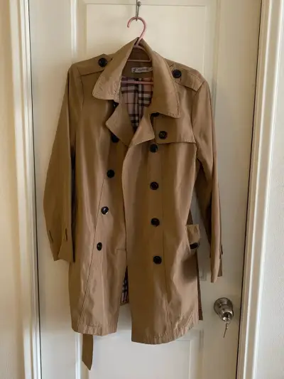 Abrigo trench beige con botones negros Jiacheng - miniatura 1
